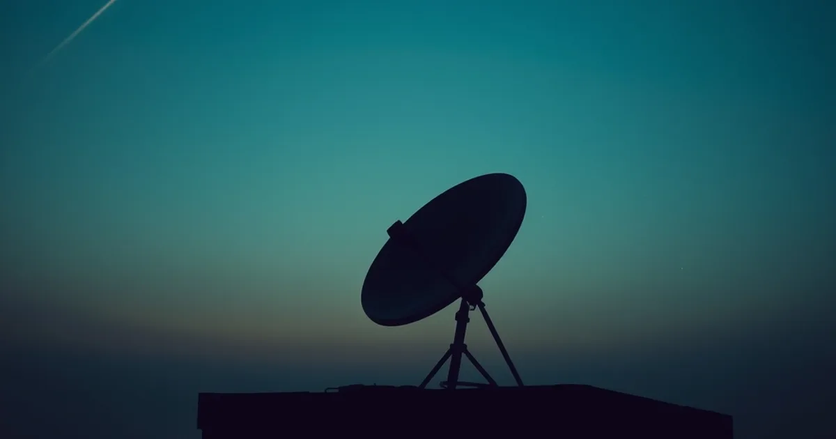 Antenne satellite sur un toit à Dakar au crépuscule, reliée par un faisceau lumineux à un téléviseur diffusant un match en direct